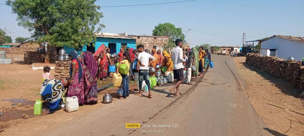 माधोपुर की सहरिया बस्ती में पेयजल की किल्लत
