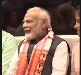 मोदी ने अचानक दिल्ली मेट्रो से यात्रा की:टोकन लेकर प्लेटफॉर्म पहुंचे