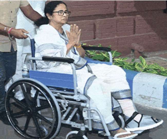 घोषणा पत्र में ममता ने कहा- सामान्य परिवारों को सालाना 6000 व एससी-एसटी को 12000 देंगे