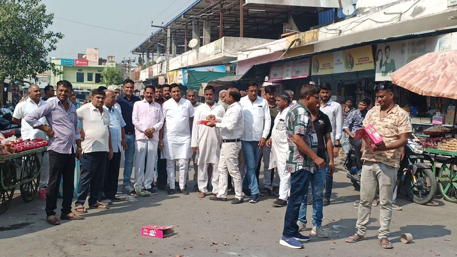 मेवाड़ा को प्रत्‍याशी बनाए जाने पर की आत‍िशबाजी, बंटी म‍िठाईयां