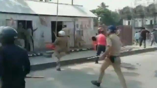 पश्चिम बंगाल: कूचबिहार में BJP और TMC कार्यकर्ताओं के बीच झड़प, पुलिस ने भांजी लाठियां