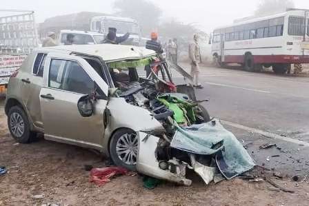 बस ने मारी कार को टक्कर 5 लोगों की मौत, 2 घायल