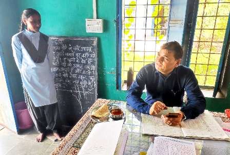 सीडीईओ शर्मा ने रघुनाथपुरा स्कूल का किया आकस्मिक निरीक्षण