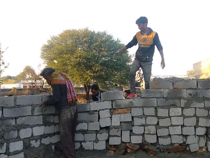 दीवार बनाने को लेकर दो पक्षों में मारपीट, महिलाओं को भी नहीं छोड़ा; 11 घायल