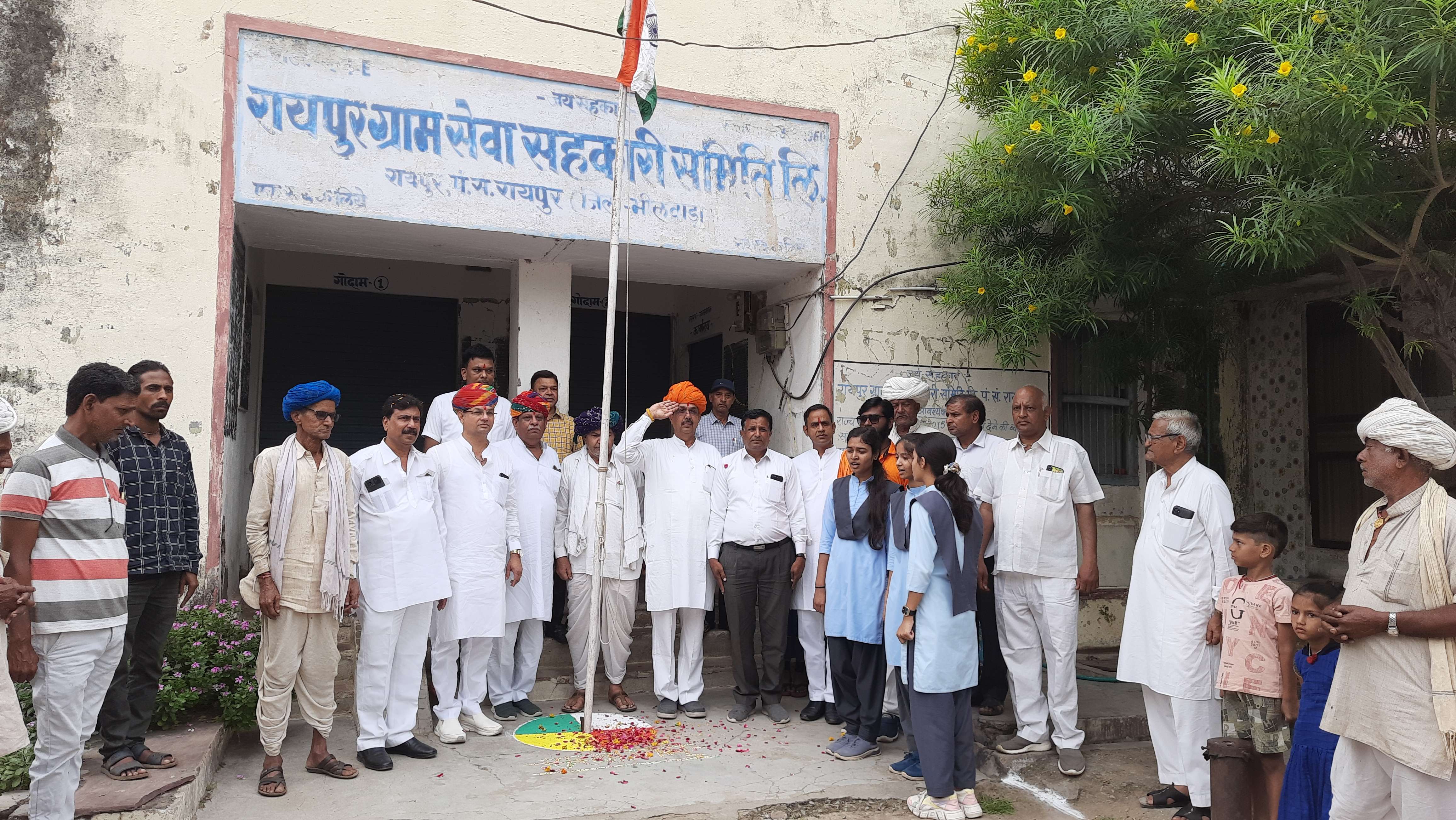 विधायक त्रिवेदी ने किया ध्वजारोण