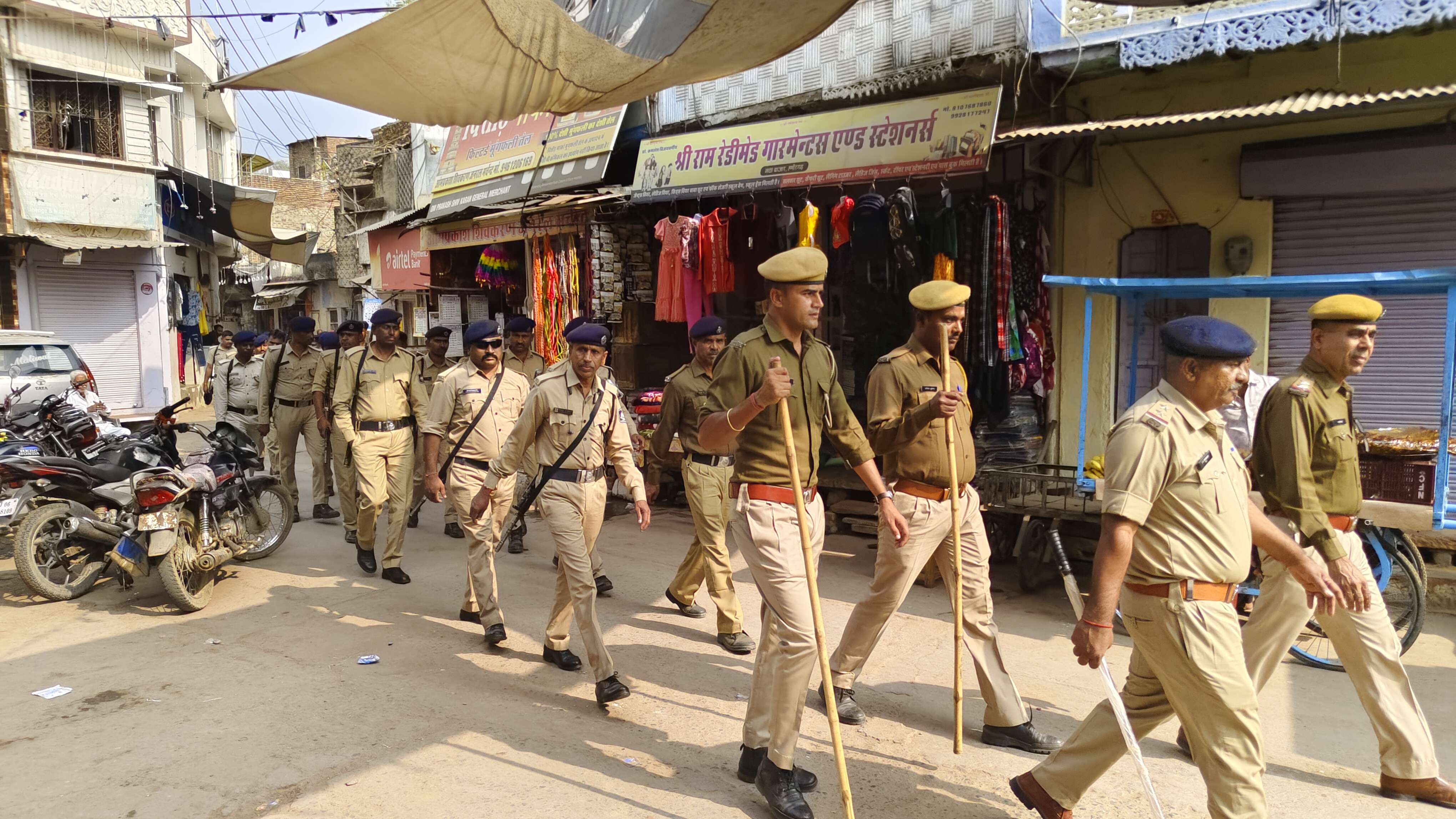 गुजरात पुलिस बल ने निकाला फ्लैग मार्च, कस्बेवासियो से शांतिपूर्ण मतदान करने की अपील