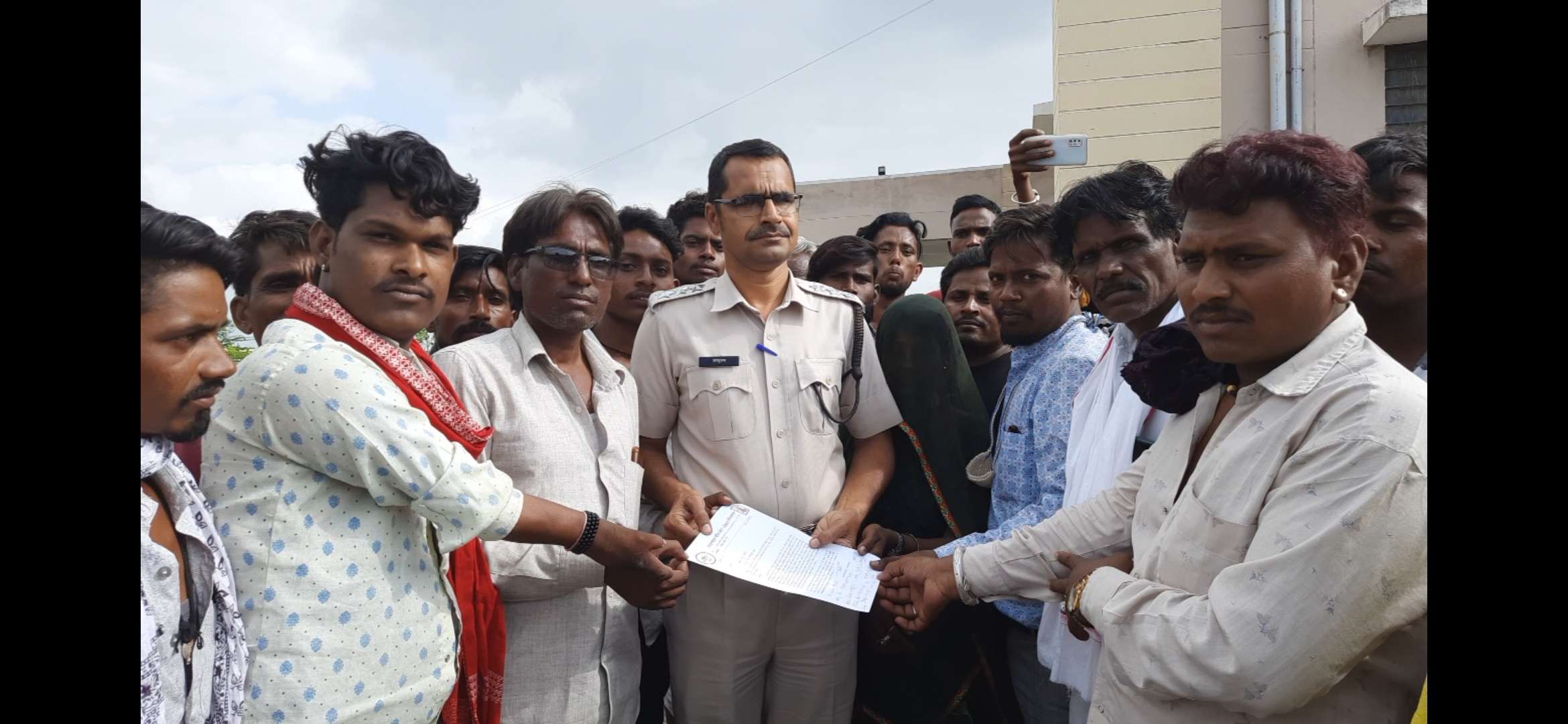 आदिवासी महिला के साथ दुष्कर्म के विरोध में ग्रामीणों ने सौंपा ज्ञापन